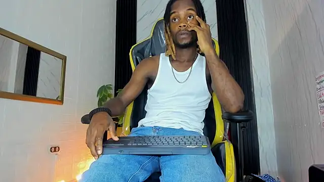 Snapshot of LooganX chatting on 02-28-25, 04:10 LooganX online show from 02-28-25, 04:10