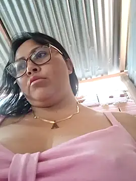 Snapshot of promiscuous-indecent-momm chatting on 03-16-25, 06:12 promiscuous-indecent-momm online show from 03-16-25, 06:12