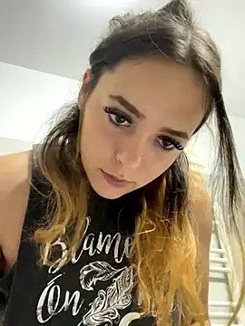 Snapshot of Pussy4564N chatting on 09-29-25, 12:43 Pussy4564N online show from 09-29-25, 12:43