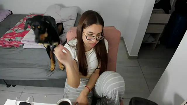 Greciaruiz  online show from 04-28-26, 02:27