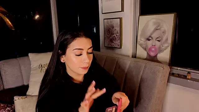 Snapshot of Ivanna_West chatting on 12-17-25, 10:10 Ivanna West online show from 12-17-25, 10:10