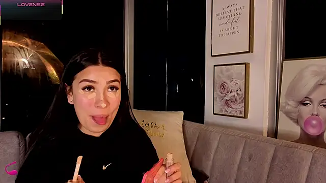 Snapshot of Ivanna_West chatting on 12-18-25, 10:10 Ivanna West online show from 12-18-25, 10:10