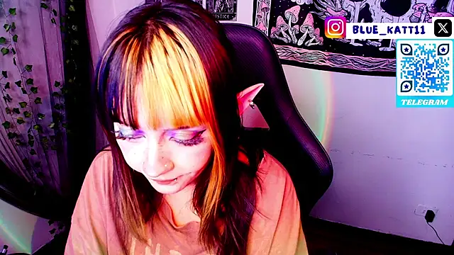 Snapshot of blue_katt chatting on 07-22-26, 04:26 blue katt online show from 07-22-26, 04:26
