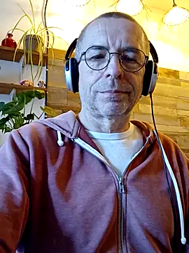 Snapshot of Xavspank2 chatting on 03-10-26, 10:42 Xavspank2 online show from 03-10-26, 10:42