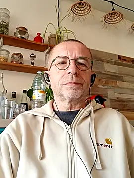 Snapshot of Xavspank2 chatting on 04-14-26, 09:15 Xavspank2 online show from 04-14-26, 09:15