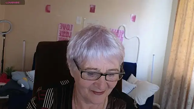 Snapshot of Sandra_Snowflake chatting on 05-14-26, 04:08 Sandra Snowflake online show from 05-14-26, 04:08