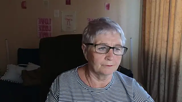 Snapshot of Sandra_Snowflake chatting on 05-27-26, 04:09 Sandra Snowflake online show from 05-27-26, 04:09
