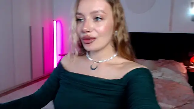 Snapshot of LunaticaBae chatting on 03-23-25, 04:16 LunaticaBae online show from 03-23-25, 04:16