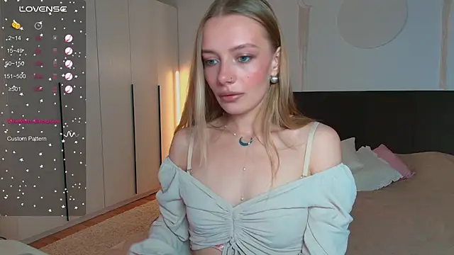 Snapshot of LunaticaBae chatting on 09-12-25, 04:01 LunaticaBae online show from 09-12-25, 04:01