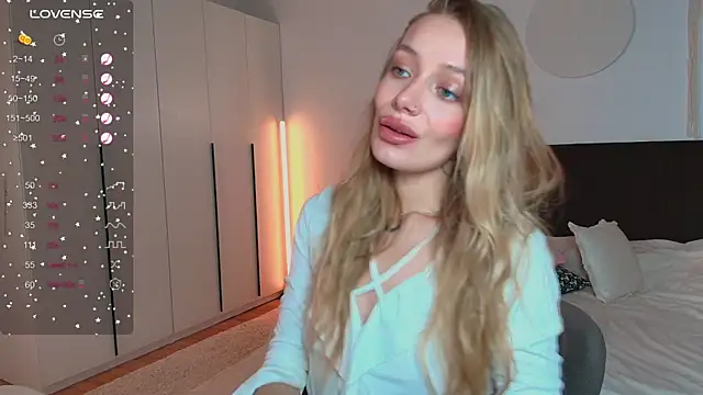 Snapshot of LunaticaBae chatting on 09-15-25, 04:45 LunaticaBae online show from 09-15-25, 04:45