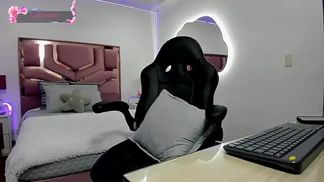 Snapshot of MollyCraft chatting on 02-21-25, 05:53 MollyCraft online show from 02-21-25, 05:53