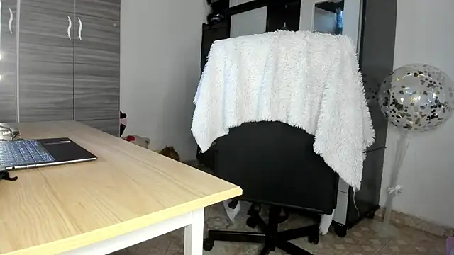 Snapshot of MollyCraft chatting on 12-04-25, 07:11 MollyCraft online show from 12-04-25, 07:11