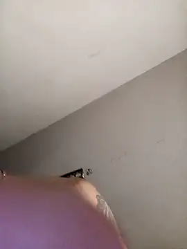 Snapshot of LeonRoots chatting on 10-17-25, 06:27 LeonRoots online show from 10-17-25, 06:27