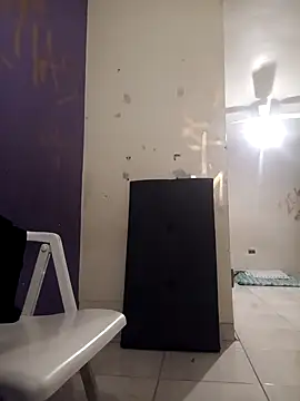 Snapshot of LeonRoots chatting on 10-29-25, 06:59 LeonRoots online show from 10-29-25, 06:59