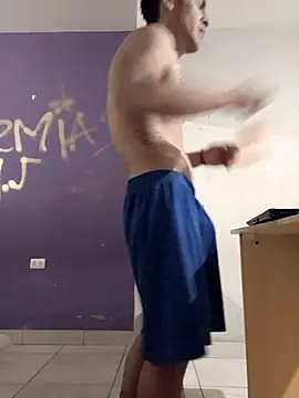 Snapshot of LeonRoots chatting on 10-31-25, 07:53 LeonRoots online show from 10-31-25, 07:53