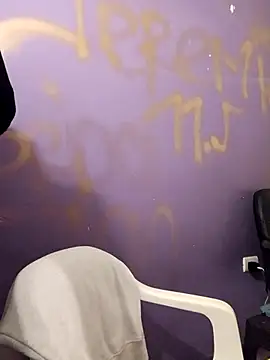 Snapshot of LeonRoots chatting on 12-23-25, 08:12 LeonRoots online show from 12-23-25, 08:12