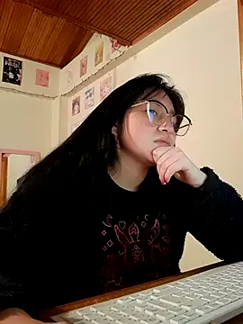 Snapshot of Arielle_lov chatting on 10-23-25, 04:12 Arielle lov online show from 10-23-25, 04:12