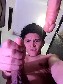 Snapshot of Magno_03 chatting on 10-29-25, 10:22 Magno 03 online show from 10-29-25, 10:22