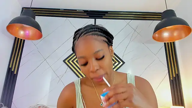 Snapshot of EmilyDiaaz chatting on 10-17-25, 12:19 EmilyDiaaz online show from 10-17-25, 12:19