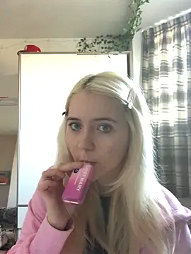 Snapshot of Blondie_Sofia_Essexbabe chatting on 11-21-25, 12:15 Blondie Sofia Essexbabe online show from 11-21-25, 12:15