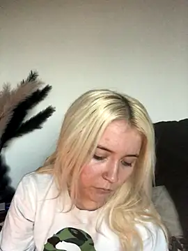 Snapshot of Blondie_Sofia_Essexbabe chatting on 11-28-25, 03:47 Blondie Sofia Essexbabe online show from 11-28-25, 03:47