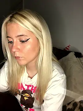 Snapshot of Blondie_Sofia_Essexbabe chatting on 01-12-26, 11:43 Blondie Sofia Essexbabe online show from 01-12-26, 11:43