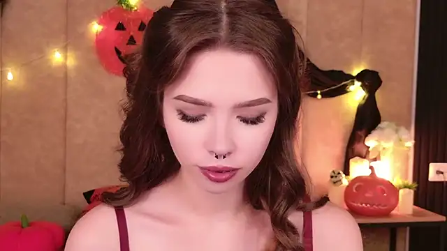 Snapshot of Sierra_Fane chatting on 10-27-25, 06:28 Sierra Fane online show from 10-27-25, 06:28