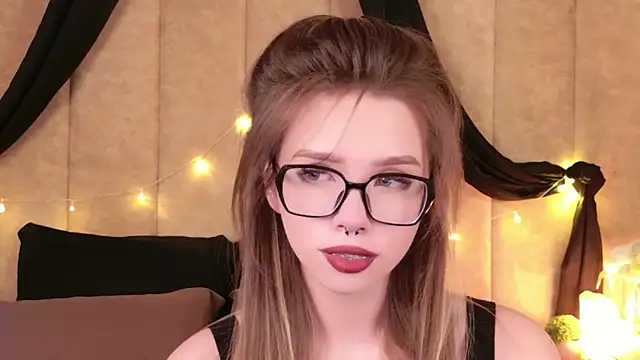 Snapshot of Sierra_Fane chatting on 12-14-25, 11:04 Sierra Fane online show from 12-14-25, 11:04