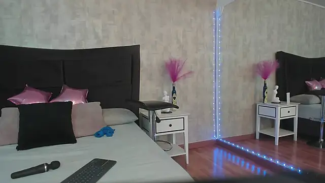 NahomyCarther online show from 04-25-26, 10:51