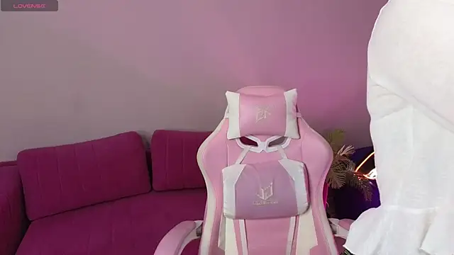 Snapshot of KristinMoore chatting on 11-12-25, 08:04 KristinMoore online show from 11-12-25, 08:04