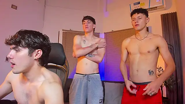 Snapshot of Fun_BoysW chatting on 03-11-25, 01:59 Fun BoysW online show from 03-11-25, 01:59