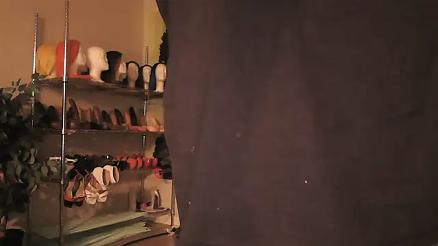 Snapshot of Queenanitadix chatting on 09-26-25, 02:15 Queenanitadix online show from 09-26-25, 02:15