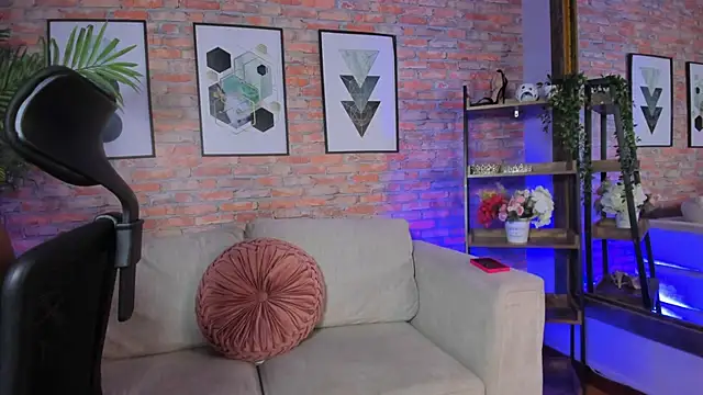 Snapshot of Lucia_Brown_ chatting on 09-20-25, 09:27 Lucia Brown online show from 09-20-25, 09:27