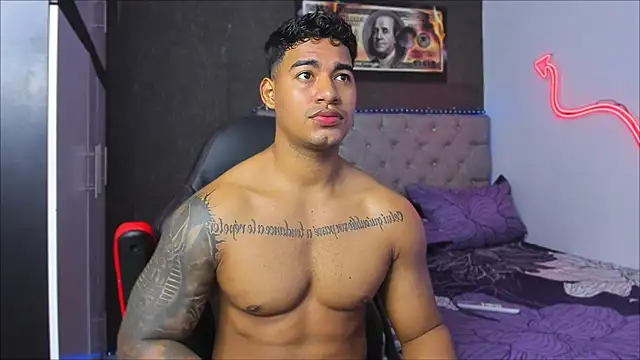 Snapshot of luigi_hot_ chatting on 01-06-26, 06:00 luigi hot online show from 01-06-26, 06:00