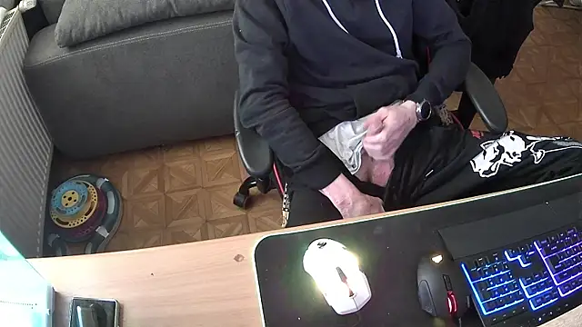 Snapshot of DerGeileLoveboy chatting on 10-22-25, 09:53 DerGeileLoveboy online show from 10-22-25, 09:53