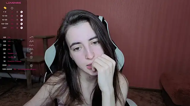 Snapshot of reaiss chatting on 12-15-25, 04:28 reaiss online show from 12-15-25, 04:28