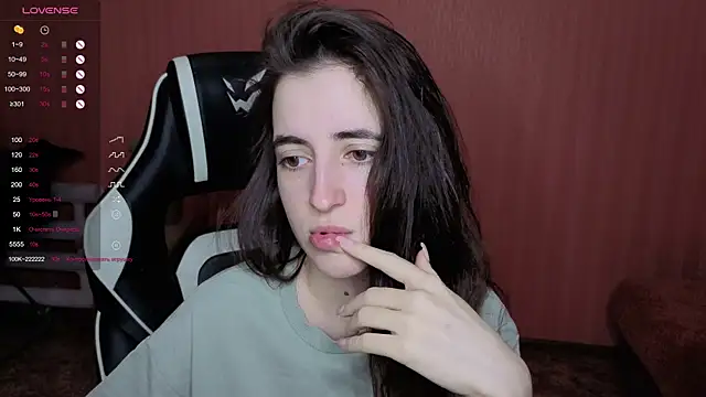 Snapshot of reaiss chatting on 12-17-25, 04:07 reaiss online show from 12-17-25, 04:07