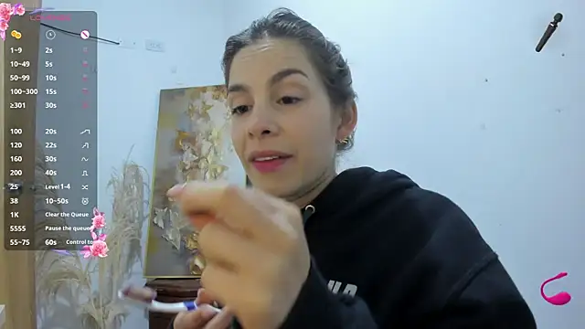 Snapshot of jessyegoldenn chatting on 10-30-25, 12:01 jessyegoldenn online show from 10-30-25, 12:01