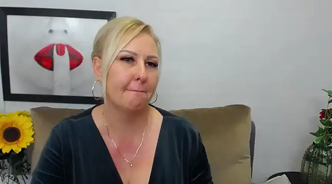 Snapshot of DianaLive chatting on 02-26-25, 10:26 DianaLive online show from 02-26-25, 10:26