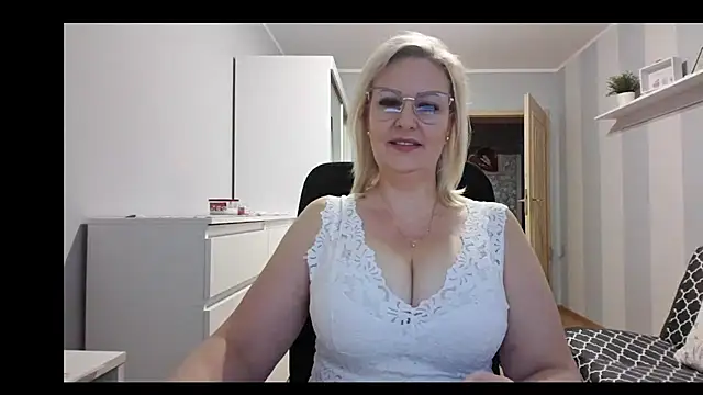 Snapshot of DianaLive chatting on 12-05-25, 07:28 DianaLive online show from 12-05-25, 07:28