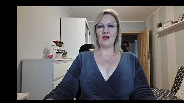 Snapshot of DianaLive chatting on 12-15-25, 01:26 DianaLive online show from 12-15-25, 01:26