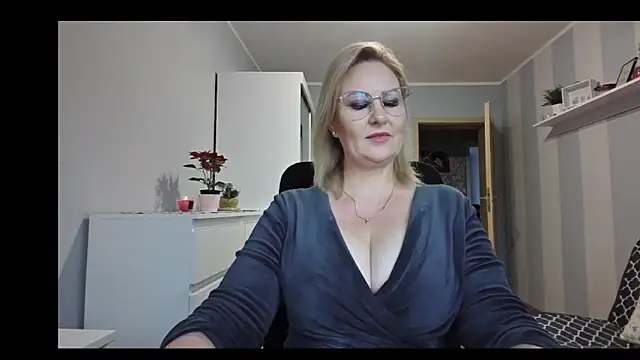 Snapshot of DianaLive chatting on 12-16-25, 07:24 DianaLive online show from 12-16-25, 07:24