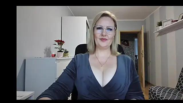 Snapshot of DianaLive chatting on 12-17-25, 08:20 DianaLive online show from 12-17-25, 08:20