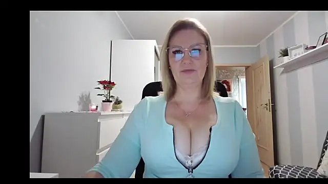 Snapshot of DianaLive chatting on 12-19-25, 09:05 DianaLive online show from 12-19-25, 09:05