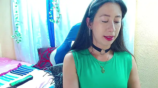 Snapshot of Gia_leinn chatting on 10-17-25, 08:00 Gia leinn online show from 10-17-25, 08:00