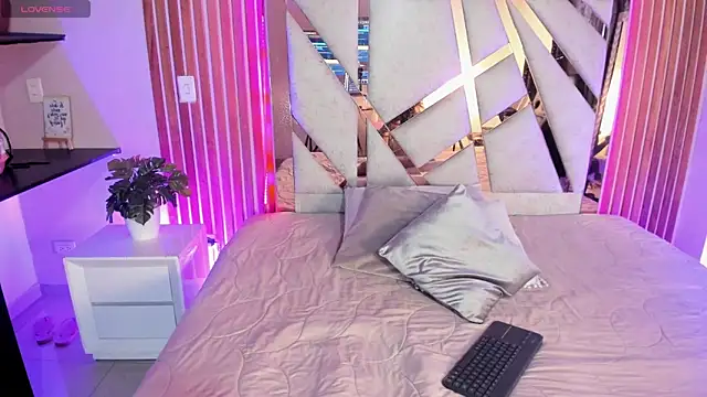 sweetviolet   online show from 03-15-25, 12:45