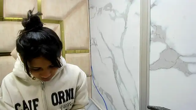 Snapshot of Kendall_6669 chatting on 12-17-25, 12:22 Kendall 6669 online show from 12-17-25, 12:22