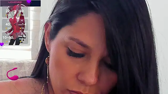 Snapshot of isabellarous- chatting on 07-10-26, 08:11 isabellarous- online show from 07-10-26, 08:11