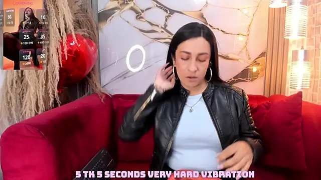 Snapshot of Bella_williamss_ chatting on 12-20-25, 07:43 Bella williamss online show from 12-20-25, 07:43