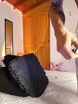 Snapshot of morenosiam chatting on 12-17-25, 01:55 morenosiam online show from 12-17-25, 01:55